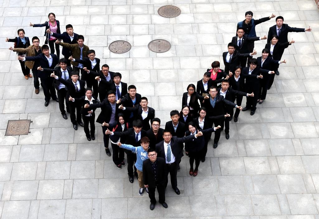 未来企业家摆出胜利的V字